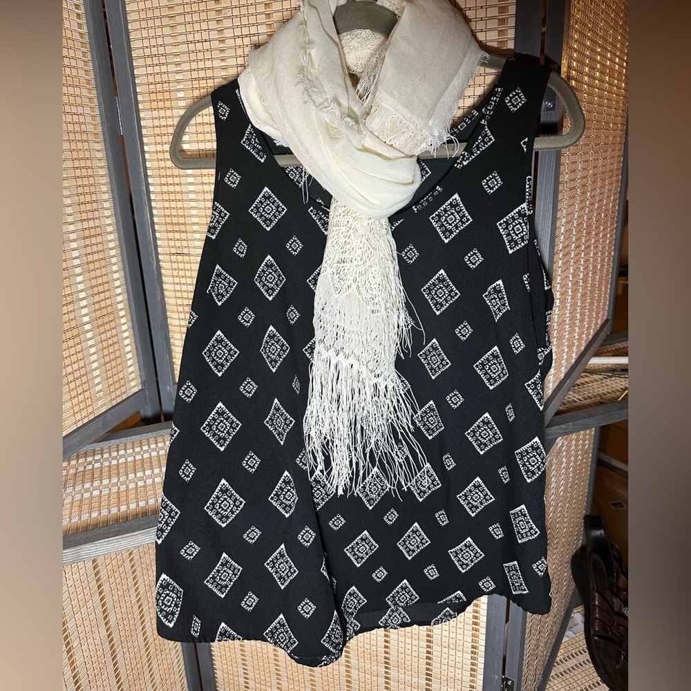 Time & Tru Med Black Sleeveless Blouse with White Tribal Print